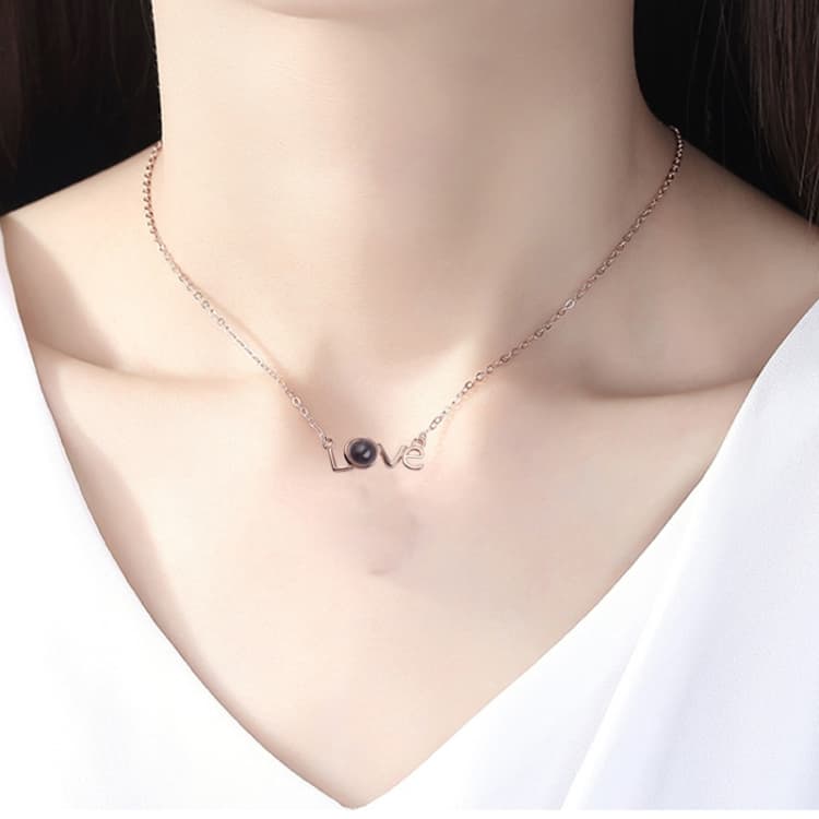 Collana con ciondolo a forma di lettera d'amore 'Ti amo' in 100 lingue (lettera d'amore rosa oro)