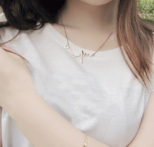 Necklace Love Shaped Titanium Steel Heartbeat Lockbone Chain Heart Pendant Necklace Female Retro Necklace Jewelry Accessorie(Silver)